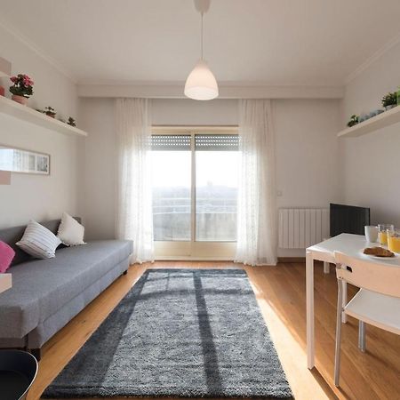 Lovelystay - 1Br Flat With Stunning Views Over Porto บีลาโนวาเดกายา ภายนอก รูปภาพ