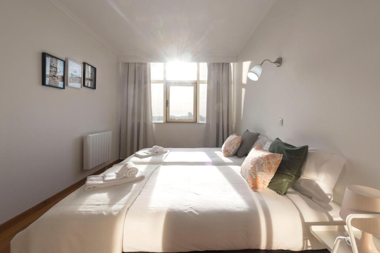Lovelystay - 1Br Flat With Stunning Views Over Porto บีลาโนวาเดกายา ภายนอก รูปภาพ