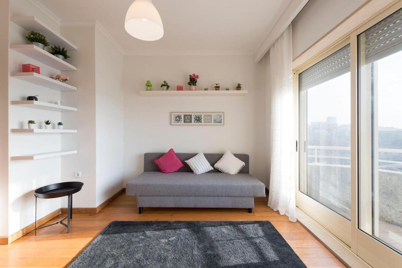 Lovelystay - 1Br Flat With Stunning Views Over Porto บีลาโนวาเดกายา ภายนอก รูปภาพ