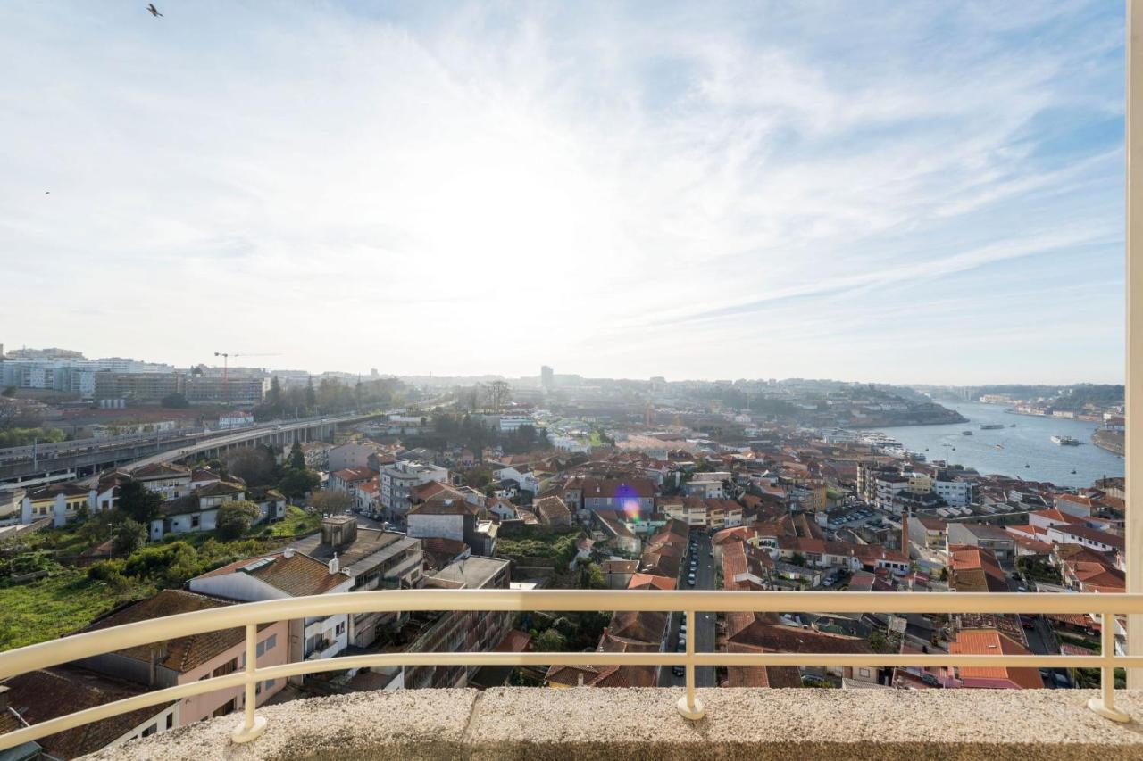 Lovelystay - 1Br Flat With Stunning Views Over Porto บีลาโนวาเดกายา ภายนอก รูปภาพ