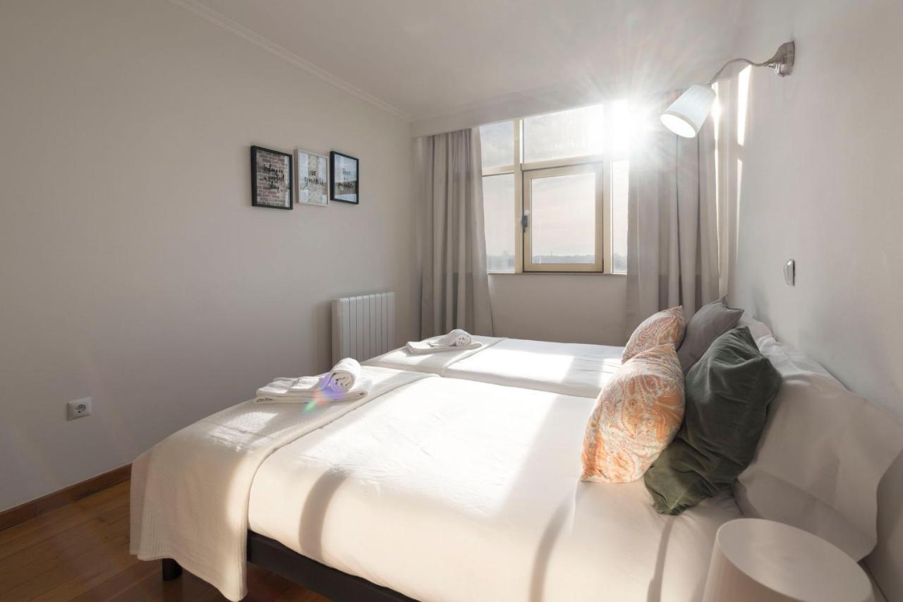 Lovelystay - 1Br Flat With Stunning Views Over Porto บีลาโนวาเดกายา ภายนอก รูปภาพ